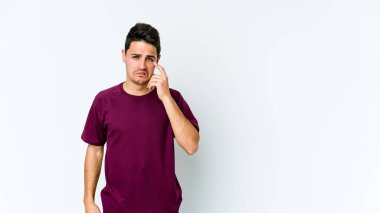 Beyaz arka planda izole edilmiş beyaz bir adam ağlıyor, bir şeyden memnun değil, acı ve kafa karışıklığı konsepti..