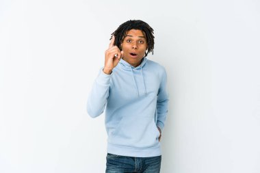 Genç Afrikalı Amerikalı Rasta adamın bir fikri var, ilham konsepti..