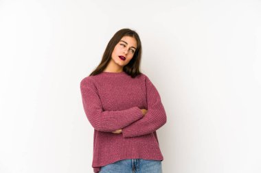 Beyaz arka planda izole genç beyaz kadın tekrarlanan bir görevden yoruldu.