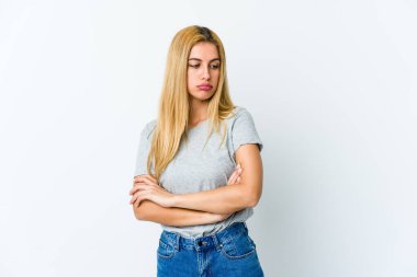 Beyaz arka planda izole edilmiş genç sarışın kadın tekrarlanan bir görevden yoruldu..