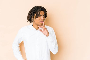 Genç Afrikalı Amerikalı Rasta adam ya sır saklıyor ya da sessizlik istiyor..