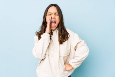 Genç, melez İspanyol kadın yalnız başına bağırıyor..