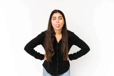 Mor arka planda izole edilmiş genç Hintli kadın komik ve dost canlısı bir dil uzatıyor..