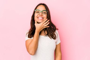 Genç melez İspanyol kadın iki seçenek arasında kuşkuya düşmüş..