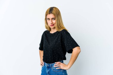 Beyaz arka planda soyutlanmış genç sarışın kadın kafası karışmış, şüpheli ve güvensiz hissediyor..