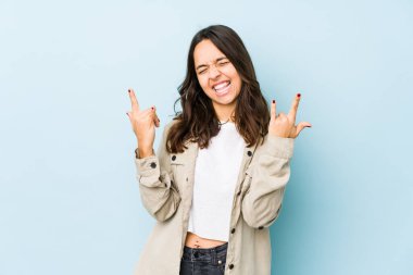 Genç, melez İspanyol kadın boynuzlarını devrim konsepti olarak gösteriyor..