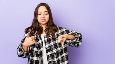 Genç, melez, Latin kökenli bir kadın. Onaylıyor ve onaylıyor. Zor bir seçim.