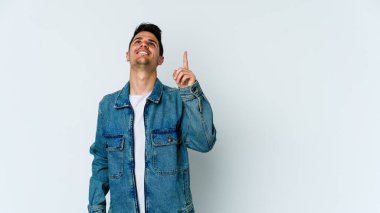 Beyaz arka planda izole genç beyaz adam işaret iki ön parmakları boş bir boşluk gösteren.