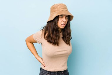 Genç, melez İspanyol kadın sırt ağrısı çekiyor..