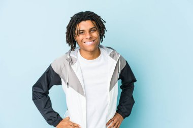 Genç Afro-Amerikan sporcusu kendine güveniyor. Ellerini kalçasında tutuyor..