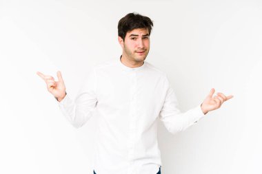 Beyaz arka planda izole edilmiş genç adam farklı kopya alanlarını gösteriyor, birini seçiyor, parmaklarıyla gösteriyor.