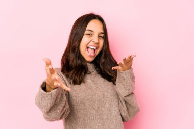 Genç, Latin kökenli bir kadın kameraya sarılıyor..