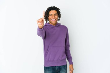 Genç Afro-Amerikan Rasta adamı bir numarayı parmağıyla gösteriyor..