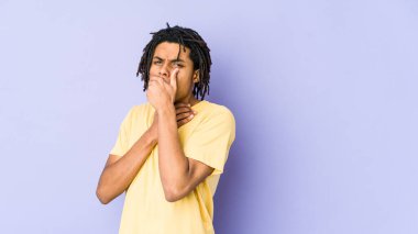 Genç Afrikalı Amerikalı Rasta adam bir virüs veya enfeksiyon yüzünden boğaz ağrısı çekiyor..