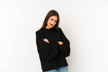 Beyaz arka planda izole edilmiş, hoşnutsuzca kaşlarını çatmış, kollarını kavuşturmuş genç beyaz bir kadın..