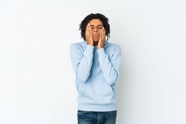 Genç Afro-Amerikan Rasta adam sızlanıyor ve ağlıyor..