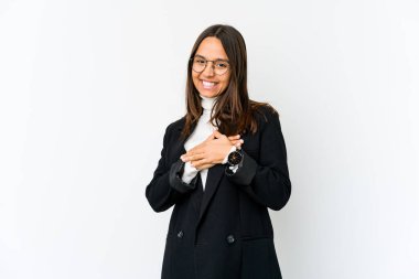 Beyaz arka planda izole edilmiş genç, melez bir iş kadını dostça bir ifadeye sahip, avuçlarını göğsüne bastırıyor. Aşk konsepti.