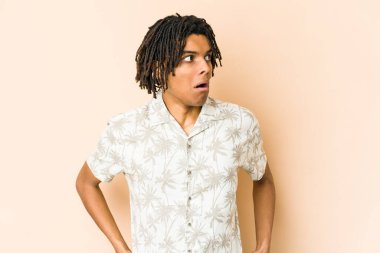 Genç Afrikalı Amerikalı Rasta adam gördüğü bir şey yüzünden şoka uğruyor..