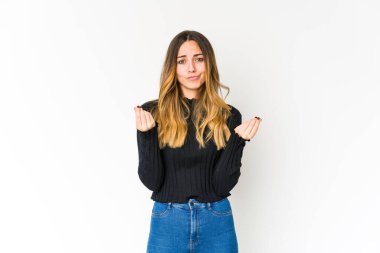 Beyaz arka planda izole edilmiş beyaz bir kadın parasız olduğunu gösteriyor..