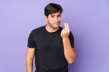 Mor arka planda izole edilmiş genç bir adam, kadının hiç parası olmadığını gösteriyor..