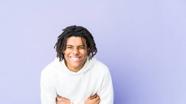 Genç Afrikalı Amerikalı Rasta adam gülüyor ve eğleniyor..