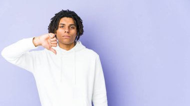 Genç Afro-Amerikalı Rasta adam hoşlanmadığı bir jest yapıyor, kabul etmiyor. Anlaşmazlık konsepti.