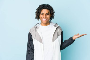 Genç Afro-Amerikan spor adamı bir avuç içinde fotokopi alanı gösteriyor ve başka bir eli belinde tutuyor..