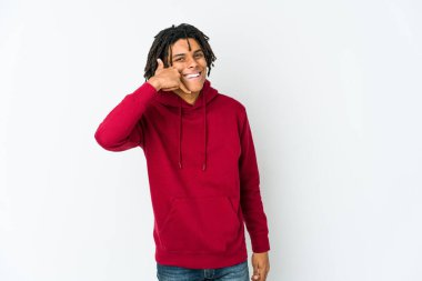 Genç Afrikalı Amerikalı Rasta adam cep telefonu hareketini parmaklarıyla gösteriyor..