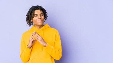 Genç Afrikalı Amerikalı Rasta adam bir plan yapıyor, bir fikir kuruyor..