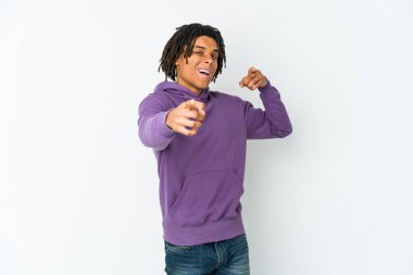 Genç Afro-Amerikan Rasta adamı parmaklarıyla ön tarafı işaret ediyor..