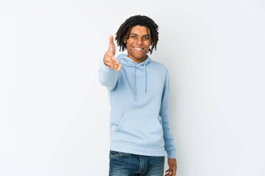 Genç Afrikalı Amerikalı Rasta adam selamlama jesti için kameraya elini uzatıyor..