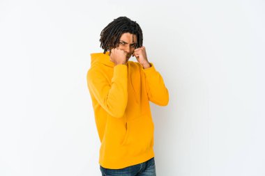 Genç Afrikalı Amerikalı Rasta adam bir tartışma yüzünden yumruk, öfke ve kavga atıyor, boks yapıyor..