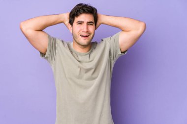 Mor arka planda yaşayan genç bir adam çığlık atıyor, çok heyecanlı, tutkulu, bir şeyden memnun..