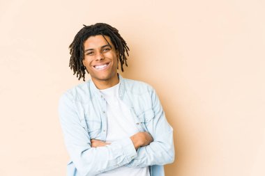 Kendine güveni tam, azimli genç Afro-Amerikan Rasta adamı..