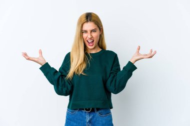 Beyaz arka planda izole edilmiş genç sarışın kadın öfkeyle bağırıyor..