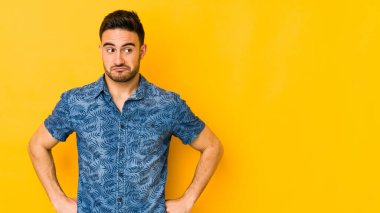 Kafkasyalı genç adam sarı fırında izole edilmiş, kafası karışmış, kuşkulu ve emin değil..