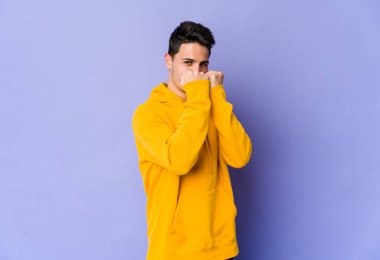 Morarmış arka planda izole olmuş genç beyaz bir adam bir tartışma yüzünden yumruk atıyor, sinirleniyor ve kavga ediyor..