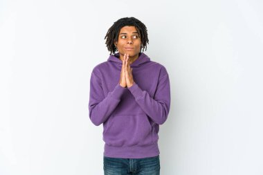 Genç Afrikalı Amerikalı Rasta adam dua ediyor, bağlılık gösteriyor, dindar biri ilahi ilham arıyor..