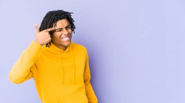 Genç Afrikalı Amerikalı Rasta adam işaret parmağıyla hayal kırıklığı jesti yapıyor..