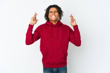 Genç Afrikalı Amerikalı Rasta adam şans diliyor.