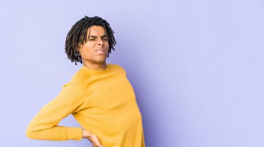 Sırt ağrısı çeken, Rasta saç stili giyen genç bir zenci..