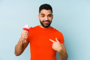 İzole edilmiş dondurmayı tutan genç latin adam seni işaret ediyor sanki davet ediyormuş gibi..