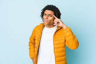 Genç melez adam tapınağı işaret ediyor, düşünüyor, bir göreve odaklanıyor..