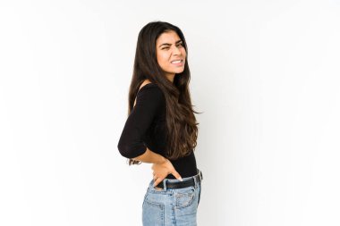 Mor arka planda izole edilmiş, sırt ağrısı çeken genç Hintli kadın..