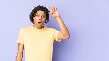 Genç Afrikalı Amerikalı Rasta Adam 'ın harika bir fikri var, yaratıcılık kavramı..