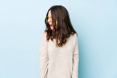 Genç, melez İspanyol kadın çok kızgın, öfkeli, hayal kırıklığına uğramış bağırıyor..