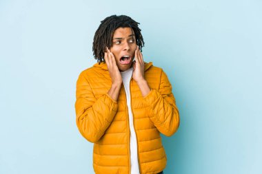 Genç melez adam korkmuş ve korkmuş..