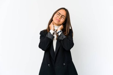 Genç melez iş kadını beyaz arka planda izole edilmiş, sabit yaşam tarzından dolayı boyun ağrısı çekiyor..