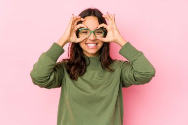 Genç, Latin kökenli, heyecanlı bir kadın. Gözünü dört aç..