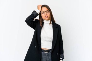 Beyaz arka planda soyutlanmış genç, melez bir iş kadını. Çok yorgun ve uykulu..